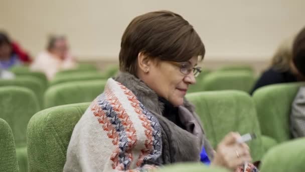 2021年10月12日，白俄罗斯明斯克：国际教学论坛。半空的大厅 — 图库视频影像