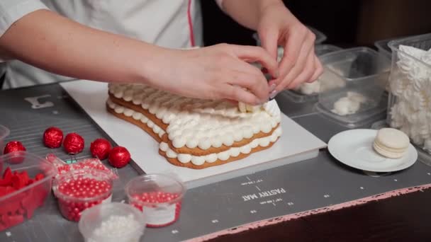 Bal pastasının adım adım hazırlandığı online atölye çalışması — Stok video