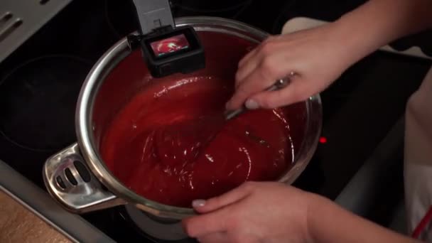 Blogueur tire sur la caméra d'action étape par étape processus de préparation du gâteau de Noël — Video