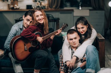 Engelli güzel bir adam ve iki kolu kesilmiş şirket arkadaşları.