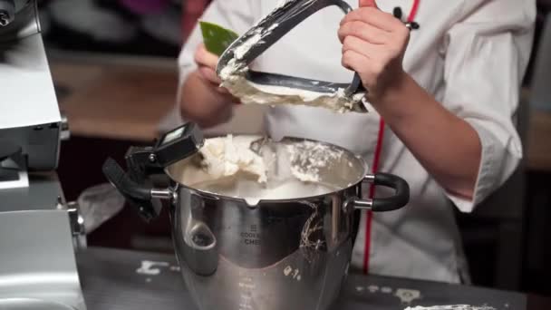 Cukrárna vytahuje koláč z profesionálního mixéru. — Stock video