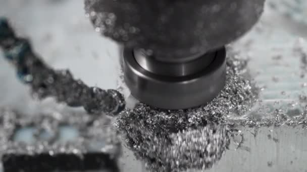 Gros plan sur le processus de forage du trou dans le moule en aluminium rempli avec CNC — Video