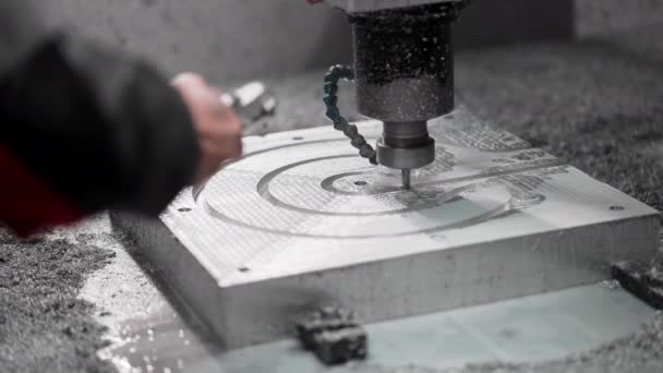 CNC operator blaast schaafwonden van aluminium mal. Numerieke controle — Stockvideo