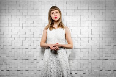 Elbiseli bayan kameraya kızgın duygularla bakar, iddiayla bekler.