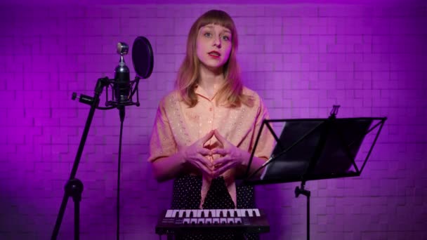 Молодая женщина-учитель вокала проводит онлайн-тренинг — стоковое видео