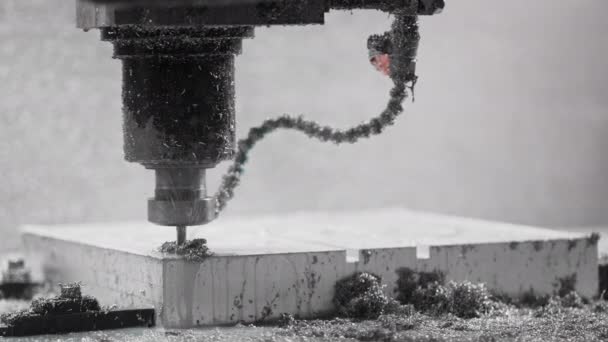 A CNC drill bit drills a hole in an aluminum filler mold — Vídeo de Stock