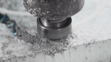 CNC matkabı dairesel hareketle selde bir delik açıyor.