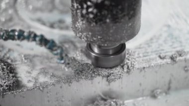 CNC 'nin kapatılması. Metal parçaları üretmek için yüksek teknoloji
