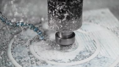 CNC operasyonuna yakın çekim. Yüksek teknolojiler kullanan metal parçalarının üretimi