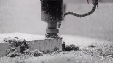 CNC sistemine su püskürtüyorum. Metal yongalar delinirken metal şeklindedir