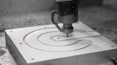 Cnc makineleri değirmeni. Değirmen makinesinde metal işleme aracı kesiliyor