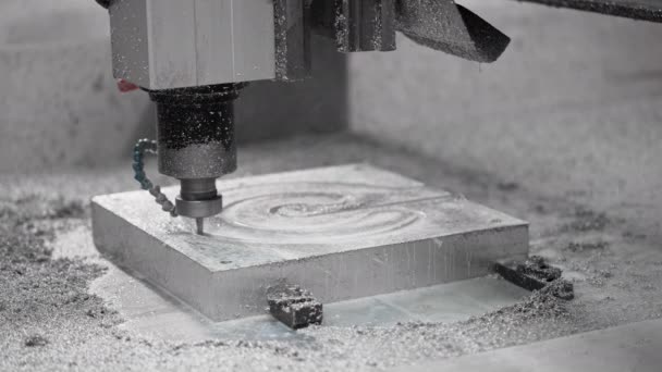 Процесс жидкого охлаждения металла при изготовлении детали с ЧПУ сверлом — стоковое видео