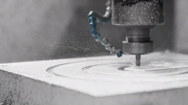 Yavaş çekim sahnesi CNC değirmen makinesi lastik kalıplarını kesiyor