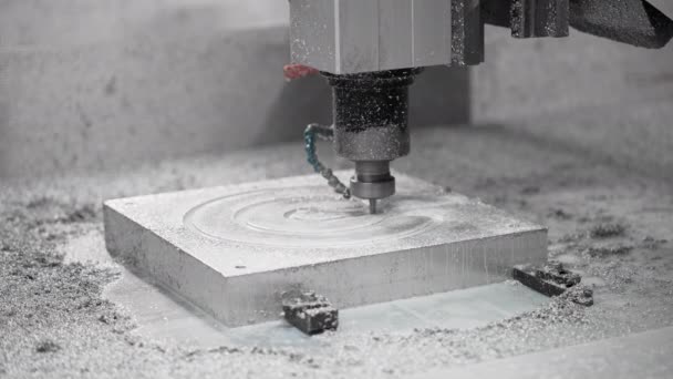 CNC machine produces aluminum mold. Time-lapse of high-tech equipment — Vídeo de Stock