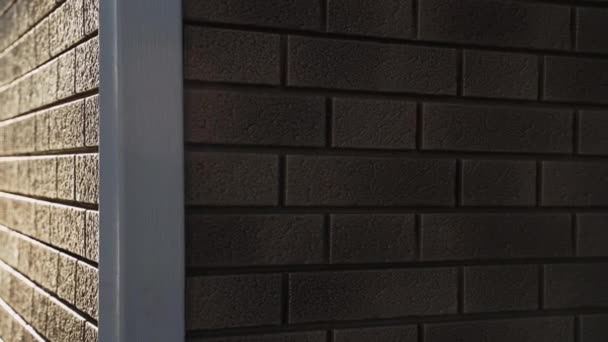 Narożnik domu z cegły wykończone z boku z tworzywa sztucznego — Wideo stockowe