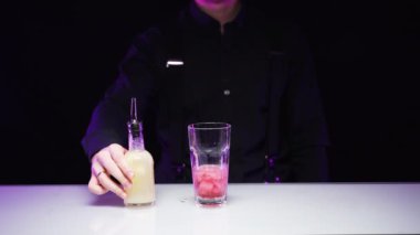 Alkollü kokteyl yapmak için adım adım tarif