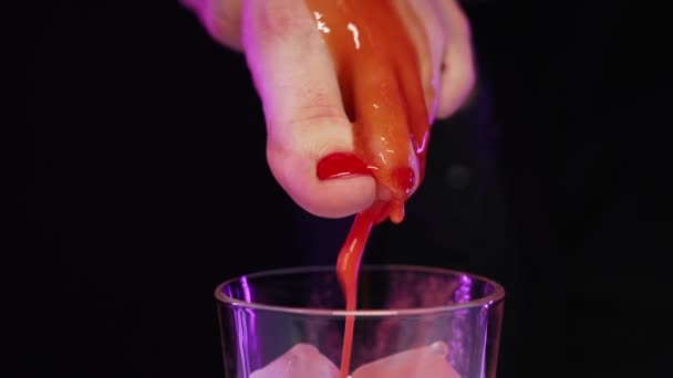 Kreative ungewöhnliche Zubereitung eines Cocktails mit Tomatensaft — Stockvideo