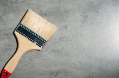 Gri arka plan üzerinde boya fırçası