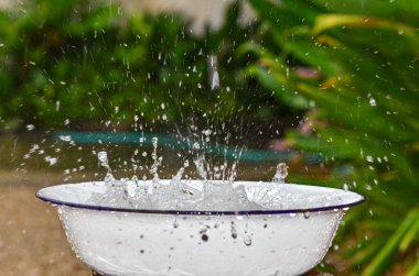 Su leğene sıçradı.