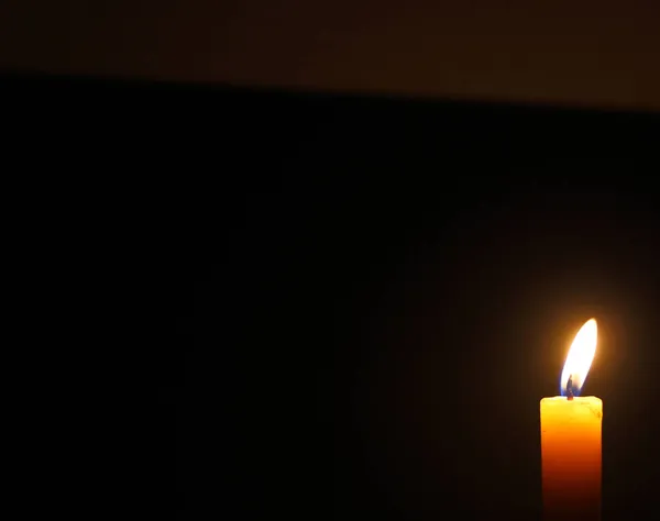 Großaufnahme Einzelner Kerzen Und Flamme Auf Schwarzem Hintergrund Rechts — Stockfoto