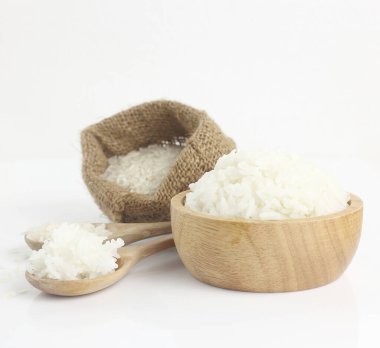 Tayland jusmine pilavı grubu. Beyaz arka planda çiğ ve pişmiş pirinç.