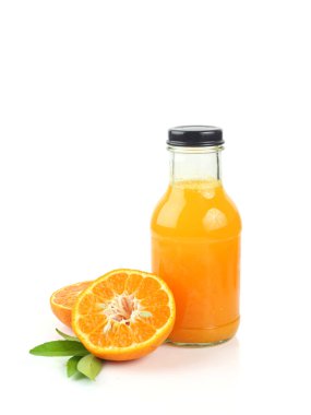 Bir şişe taze portakal suyu ve beyaz arka planda tatlı portakal.