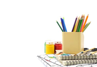 Beyaz arkaplanda renkli okul kırtasiye araçları kümesi