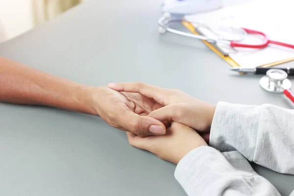 Närbild Psykiatriker Händer Tillsammans Hålla Handflatan Patient Med Kärlek Komfort — Stockfoto