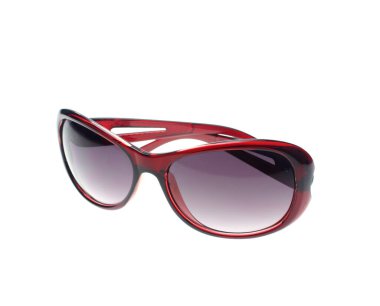 Siyah güneş gözlükleri beyaz arkaplanda izole edilmiş.