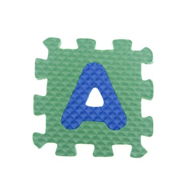 Beyaz arkaplanda alfabe bulmacası parçaları. 