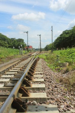 Demiryolu kavşağı iki yönlüdür..