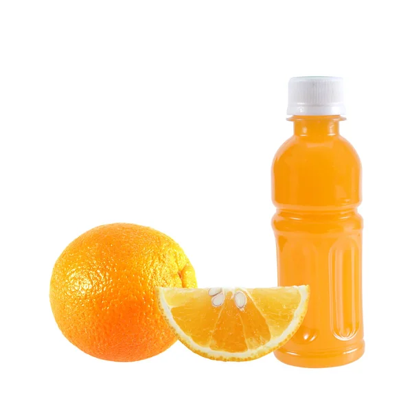 Orangenfrucht Mit Orangensaft Einer Flasche Isoliert Auf Weiß — Stockfoto