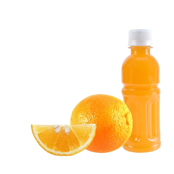 Orangenfrucht Mit Orangensaft Einer Flasche Isoliert Auf Weiß — Stockfoto