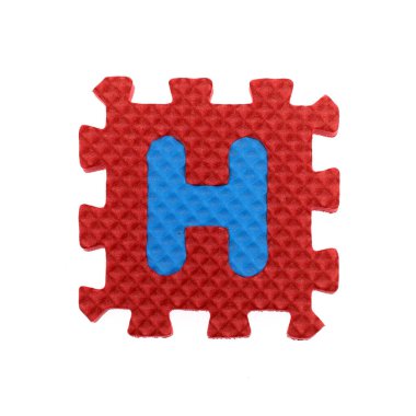 Beyaz arkaplanda H alfabesi bulmaca parçaları