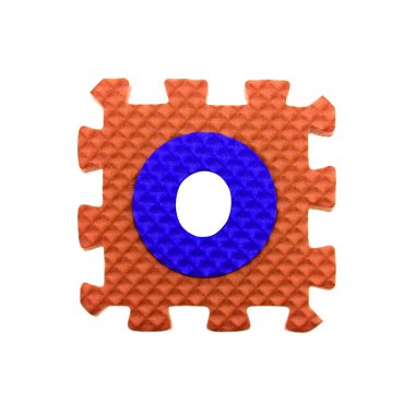 Beyaz arkaplandaki O yapboz parçaları