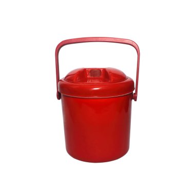 Beyaz arka planda izole edilmiş kırmızı plastik kova..