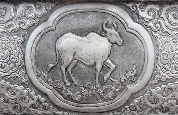 Χαρακτική Της Αξίας Αργύρου Zodiac Σύμβολο Του Ταϊλανδικού Παραδοσιακού Αγελάδα — Φωτογραφία Αρχείου