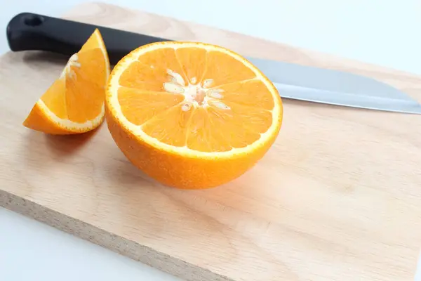 보드와 나이프에 오렌지 — 스톡 사진
