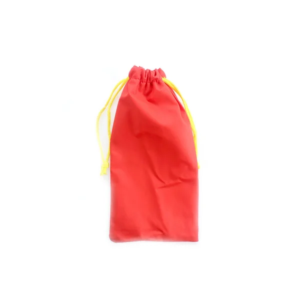 白い背景に隔離された赤いベルベットのバッグ — ストック写真