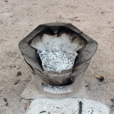 Tayland kırsal mutfağındaki demir tezgahında fırın..