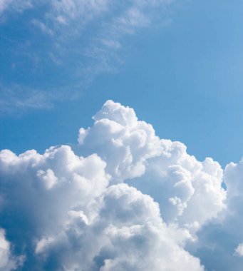 Bulutlara yakın mavi gökyüzü