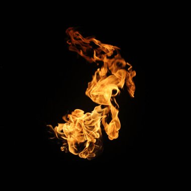 Yangın alevleri koleksiyonu siyah arkaplanda izole edildi