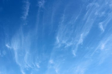 Mavi gökyüzündeki bulutlar