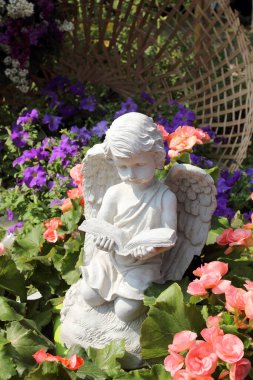 Bahçedeki taş melek bebeği