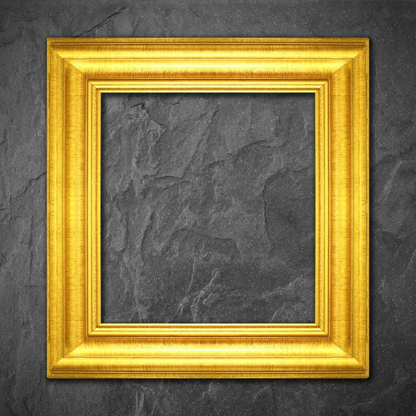 黒いスレートの背景に金のフレーム — ストック写真