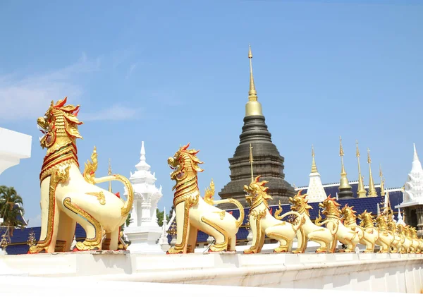 Statua Singha Nel Tempio Wat Ban Den Maetang Chiangmai Thailandia — Foto Stock