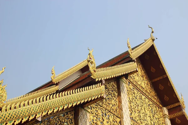 寺院の屋根の上のナガタイ — ストック写真