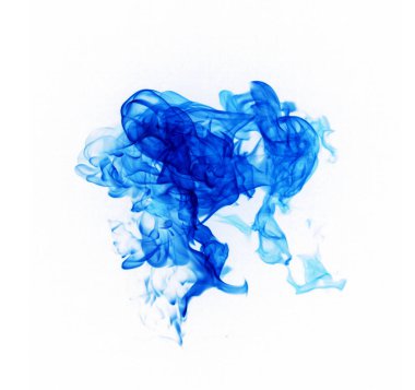 Beyaz arkaplanda mavi alevler izole edildi