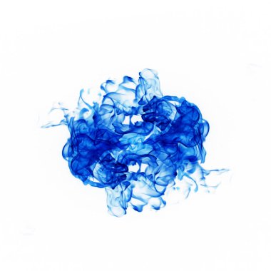 Beyaz arkaplanda mavi alevler izole edildi