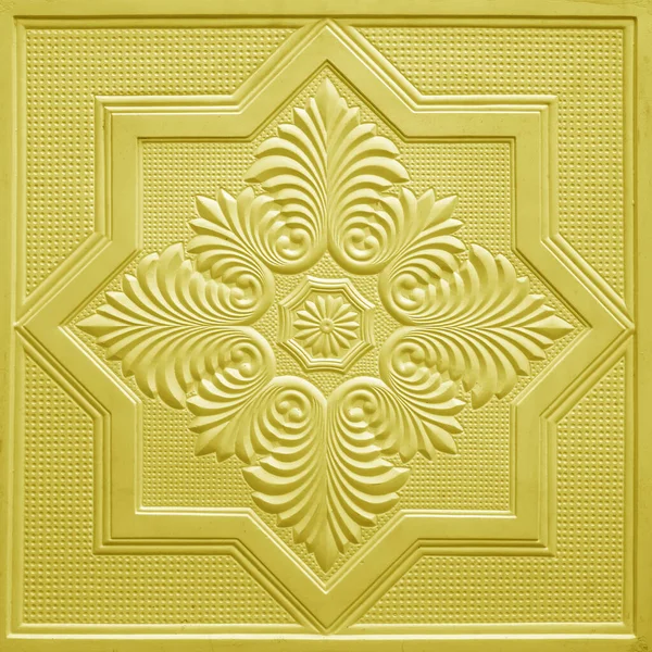 Tavanda beyaz çiçek alçıtaşı desenleri var..